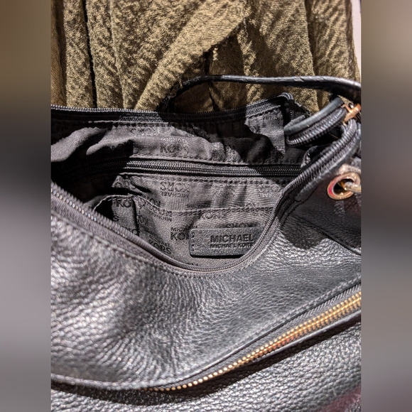 Michael Kors Medium Black Purse - Picture 4 of 4